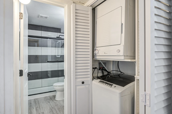 Washer/dryer (in select apartments)
